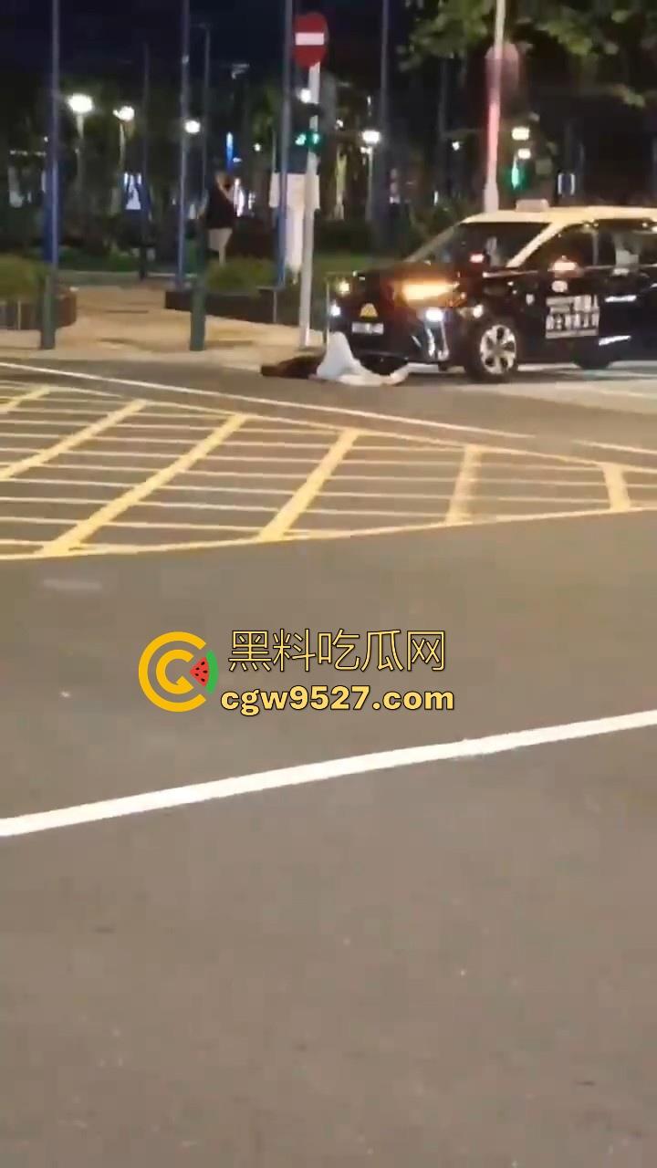 澳门深夜街头一女子与男友闹矛盾，到大街上横躺堵车，到底是受了什么刺激啊，这真的是拿生命开玩笑！-5