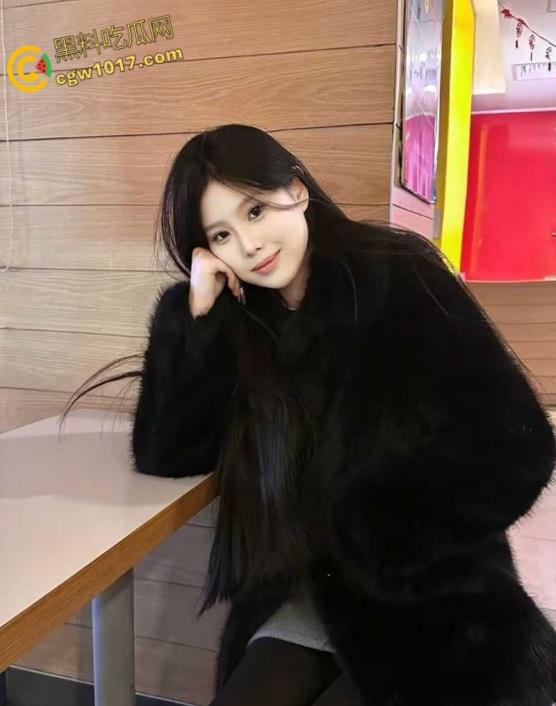 成都师范大学【陈曦涵 】，被体校男友在出租屋站起来狂蹬，开档渔网后入爆操，爽到高潮痉挛全身抽搐！-2