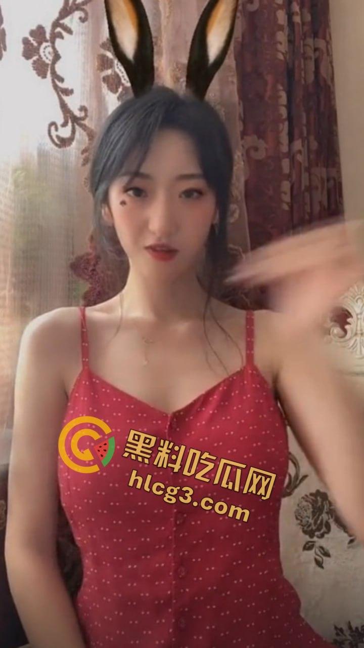 抖音网红『只有鱼刺』真空激凸舞蹈视频流出!长腿眼镜婊激情热舞乳头清晰可见!-8