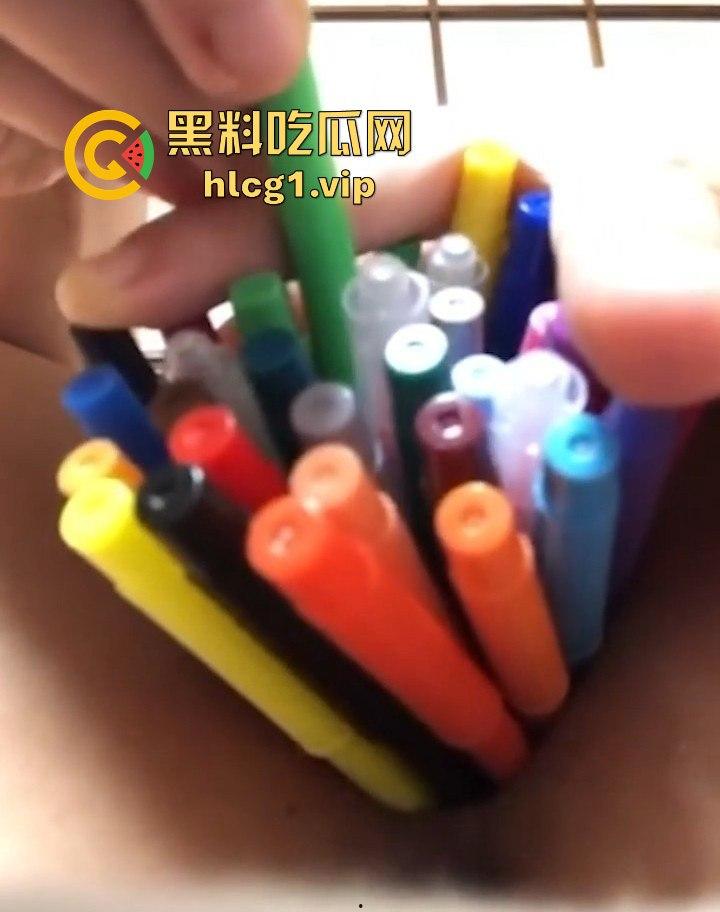 变态妹子虐逼无底线！逼拔罐、马桶刷插、针线缝逼，这逼跟着她辈子算是倒了大霉！-6