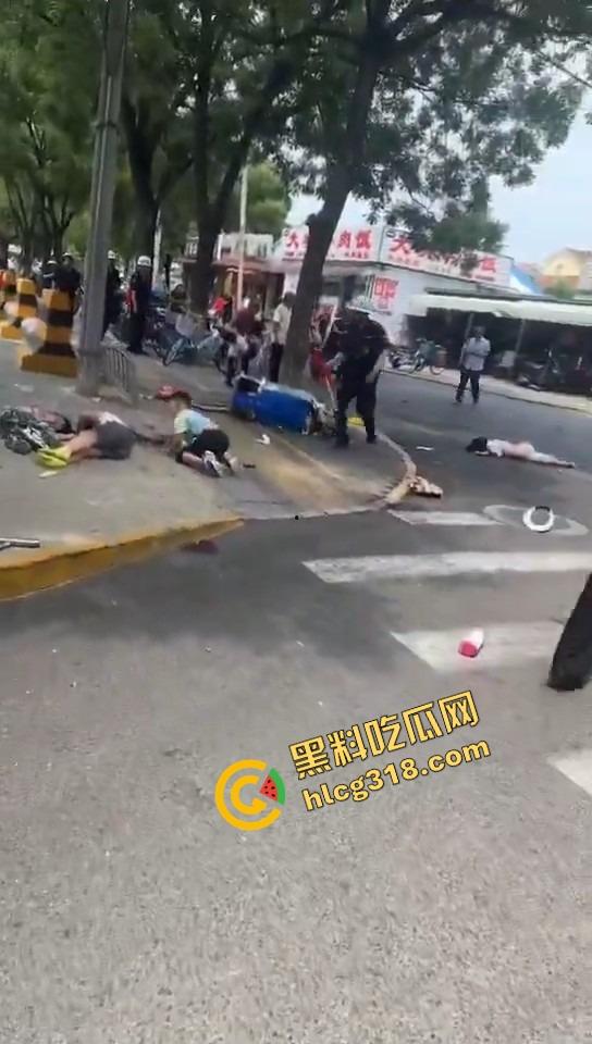 北京密云小学门口惊现夺命飞车,司机疯了吗?放学一脚油门冲进娃堆,小学生倒一片!-6