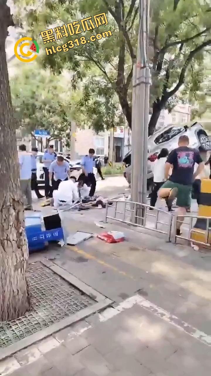 北京密云小学门口惊现夺命飞车,司机疯了吗?放学一脚油门冲进娃堆,小学生倒一片!-10