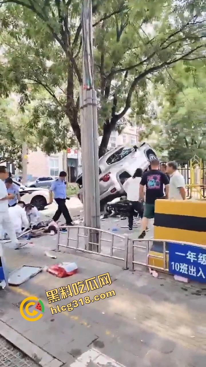 北京密云小学门口惊现夺命飞车,司机疯了吗?放学一脚油门冲进娃堆,小学生倒一片!-11