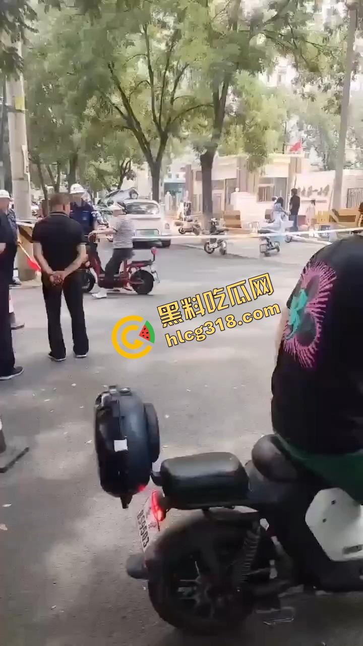 北京密云小学门口惊现夺命飞车,司机疯了吗?放学一脚油门冲进娃堆,小学生倒一片!-12