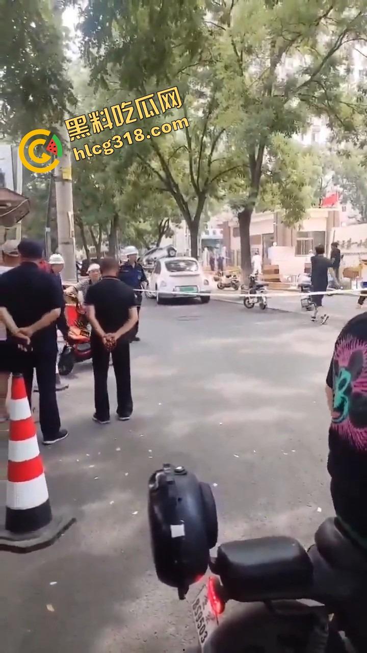 北京密云小学门口惊现夺命飞车,司机疯了吗?放学一脚油门冲进娃堆,小学生倒一片!-13