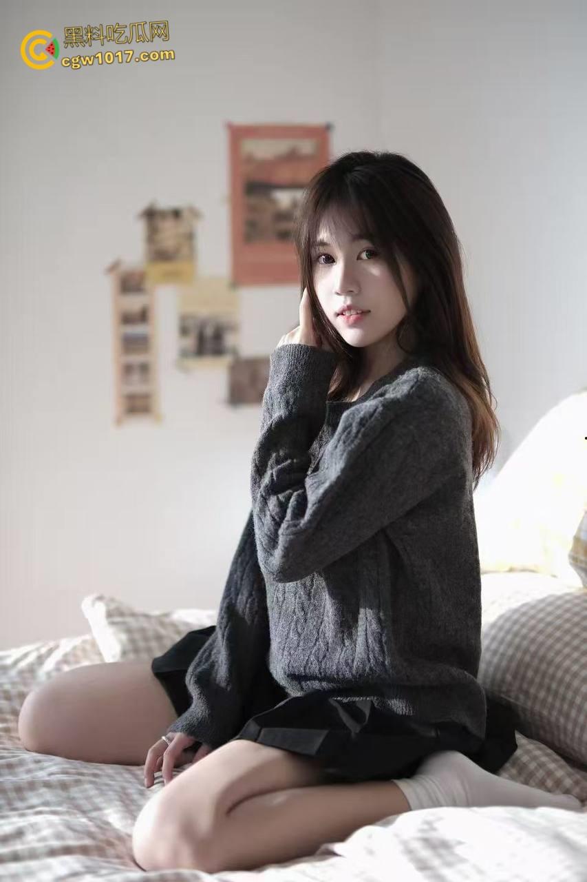 姐姐小产过后性欲望更大了，玩着手机就来脱我裤子，边自慰边给我口交，主动骑乘把我大屌夹的紧紧的，全射在小穴里 ！-3