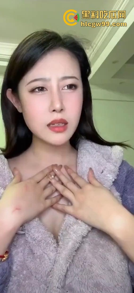 大奶妹子直播新赛道,妹子们D奶E奶全都掏出来晃一晃,奶香四溢弹幕疯了,这玩意儿一只手根本抓不住!-1