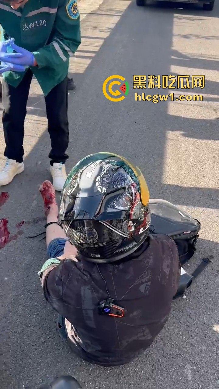 辽宁小车司机路怒找茬摩托骑手!以为没行车记录仪,直接上去撞,结果笑死了!-5