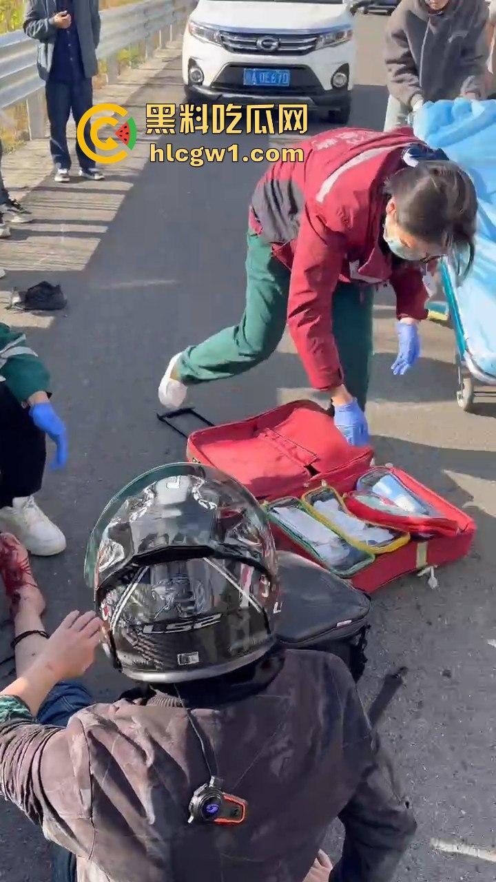 辽宁小车司机路怒找茬摩托骑手!以为没行车记录仪,直接上去撞,结果笑死了!-6