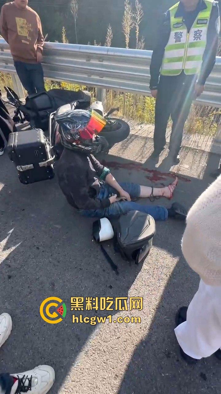 辽宁小车司机路怒找茬摩托骑手!以为没行车记录仪,直接上去撞,结果笑死了!-8