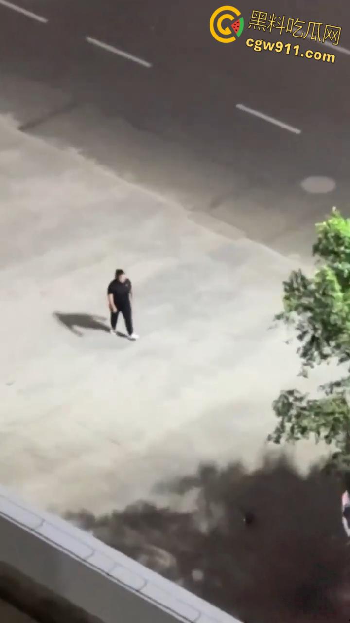 你的外卖正在被攻击，广西北海艺术设计学院惊现外卖杀手！监控拍下肥胖女贼连续偷餐，还专挑贵的真可耻！-1