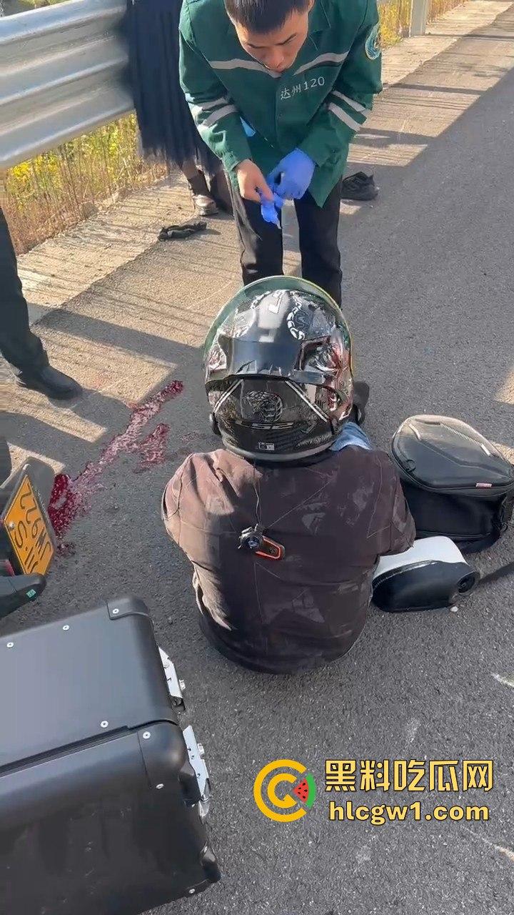 辽宁小车司机路怒找茬摩托骑手!以为没行车记录仪,直接上去撞,结果笑死了!-11