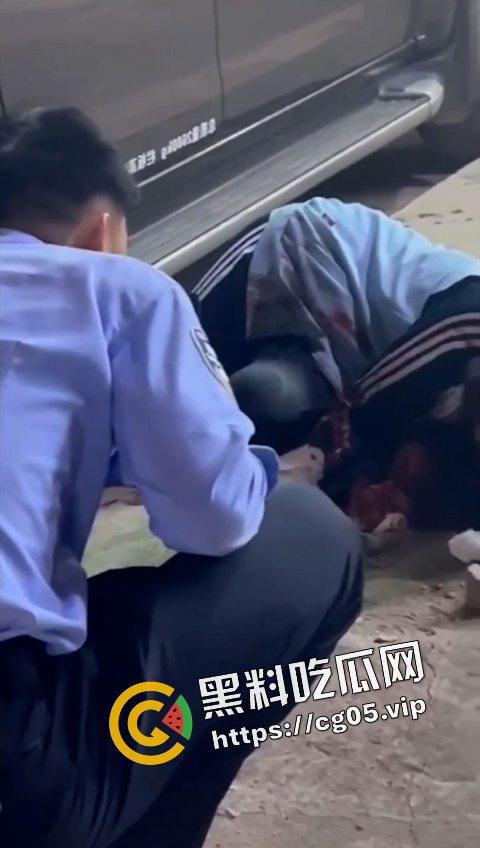 12.19日三亚南滨中学门口精神小伙为爱砍人！现场画面曝光 遍地鲜血 三名女子被砍伤 一人正在抢救中-3