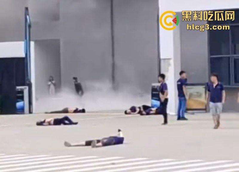 “献忠遍地走 中老年献忠持刀 年轻献忠驾车”中山一小车连撞多车撞飞行人多人受伤-7