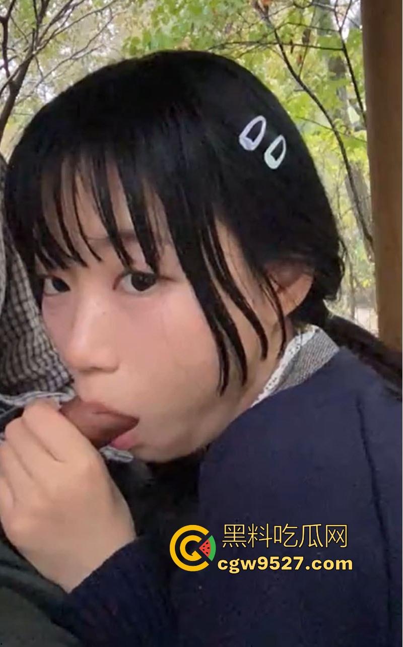 湘潭大学极品眼镜妹【林晴怡】与好兄弟一起尝试激情3P,反差小母狗前后夹击,深喉吞精反差到极致!-6