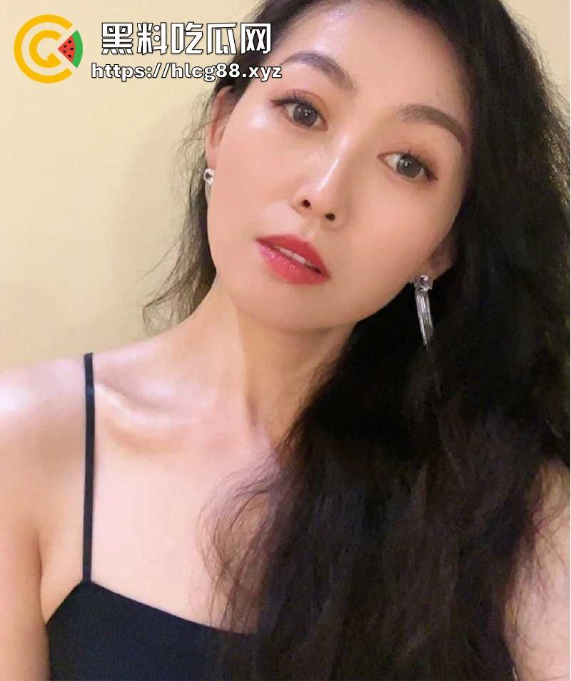 金鸡独立荡秋千 教练我想学这个 女的看样子要激动坏了 待会肯定要大战！-1