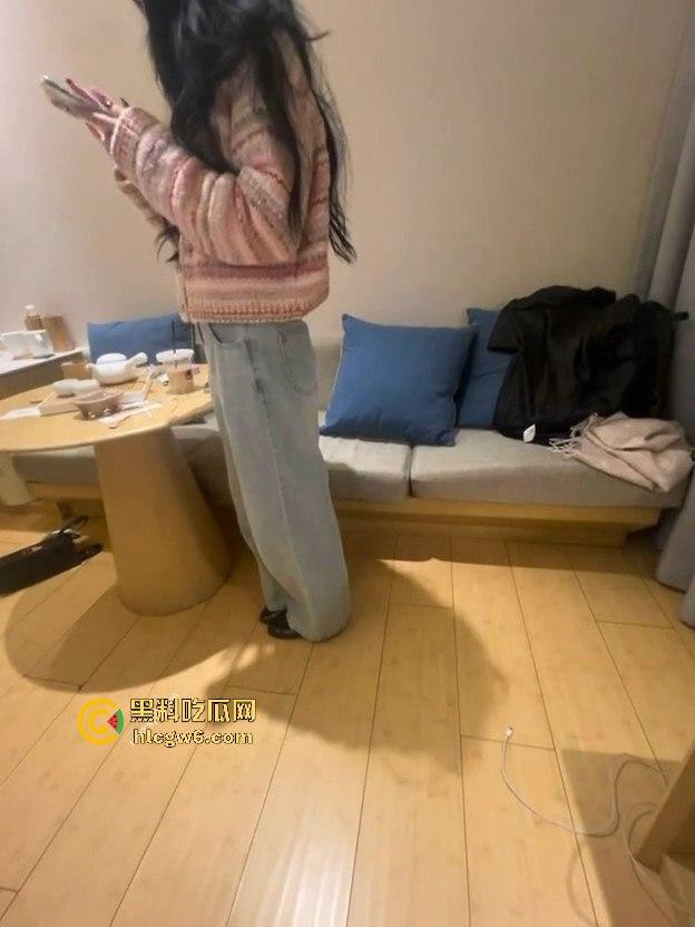 调教界狗链子缠脖的祖师爷【Nic学长】 百人斩专操05后学生妹,妹子一放学就当母狗,灌尿抽脸无套操到浪叫!-1