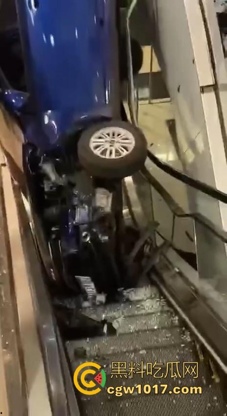 不是我一开始真以为在拍电影呢！女司机驾驶车辆失控冲入商场，撞到自动扶梯后停下，堪称恐怖大片！-2