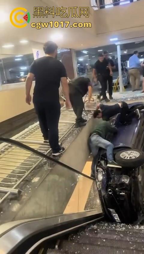 不是我一开始真以为在拍电影呢！女司机驾驶车辆失控冲入商场，撞到自动扶梯后停下，堪称恐怖大片！-6