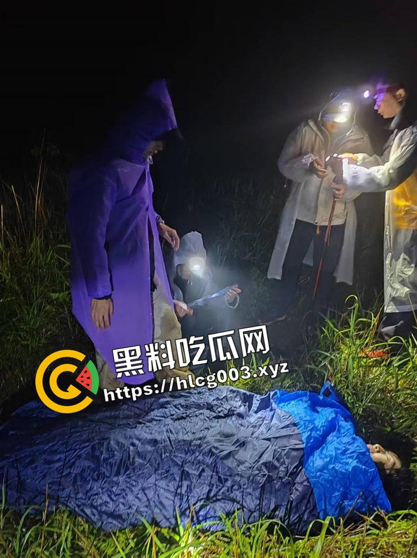 武功山吊带女被冻死！97年妹子跟团爬武功山 走丢失温而死 小红书害死人-1