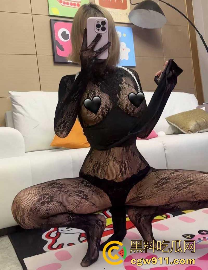 抖音网红【瞬间心动】大尺度淫照和不雅视频流出，巨乳尤物拍淫照撩粉，线下约炮露脸口交，令人心动！-5