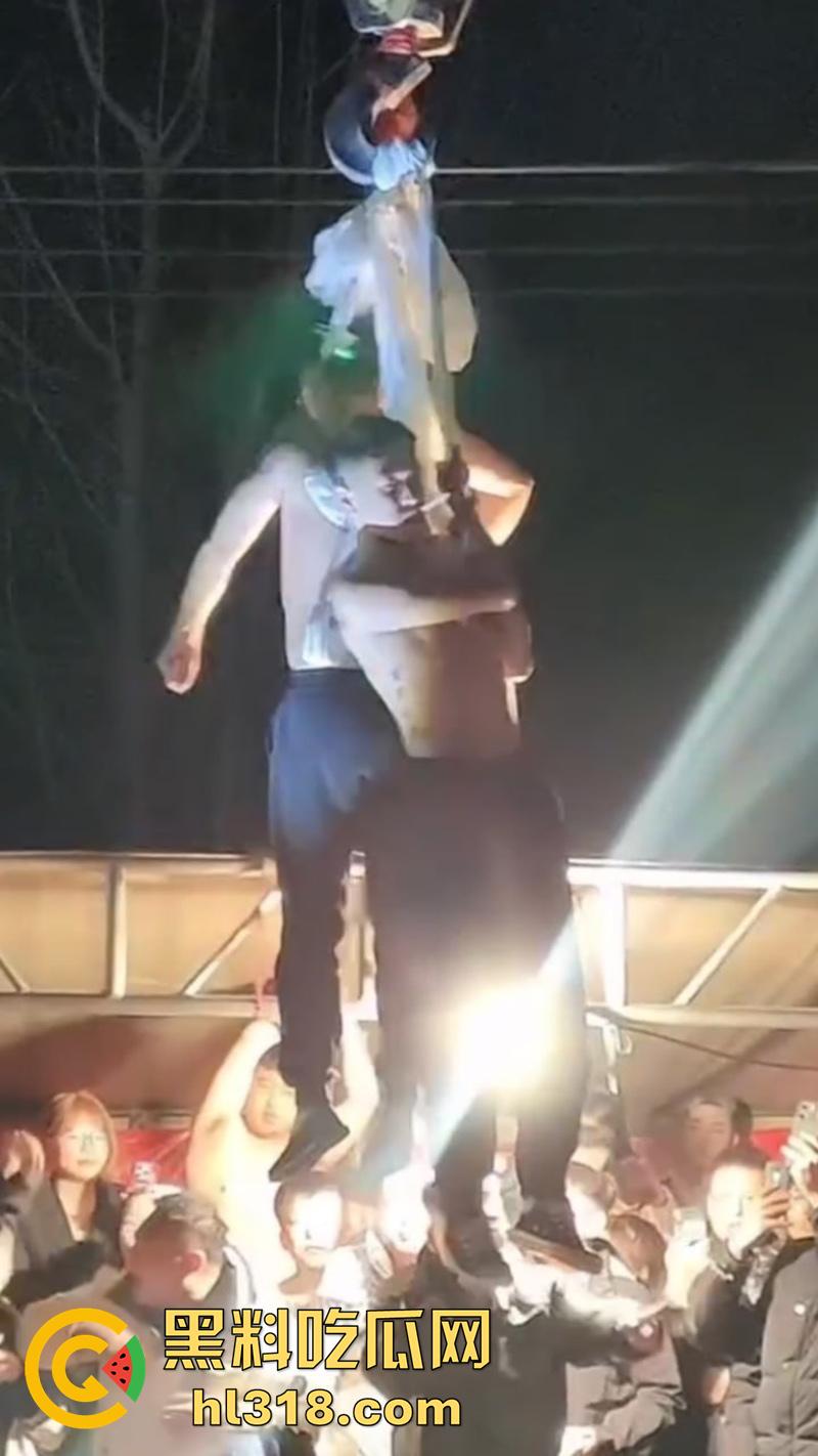 辽宁营口大石桥，对棚低俗表演现场实拍，各种钢针穿刺，铁链穿肉拉伸，玩的真够变态的啊！-7