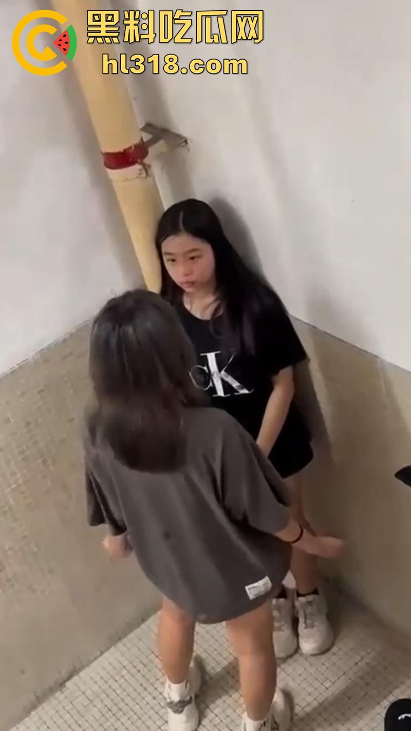 广西清纯小美女遭霸凌，被几个精神小妹，携带黄毛围堵走廊，各种语言嘲讽和扇嘴巴，还录视频炫耀！-3