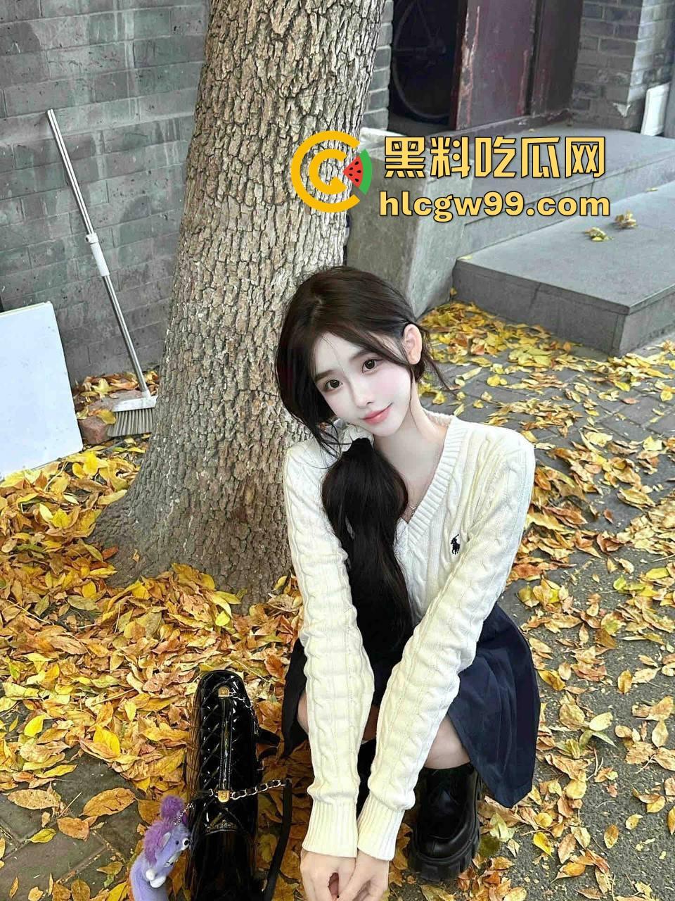 上海宏瑞基商场奈雪门口上演野战教学，小情侣裤子脱一点直接坐上去猛摇，摇摆姿势辣眼睛，刺激拉满！-3