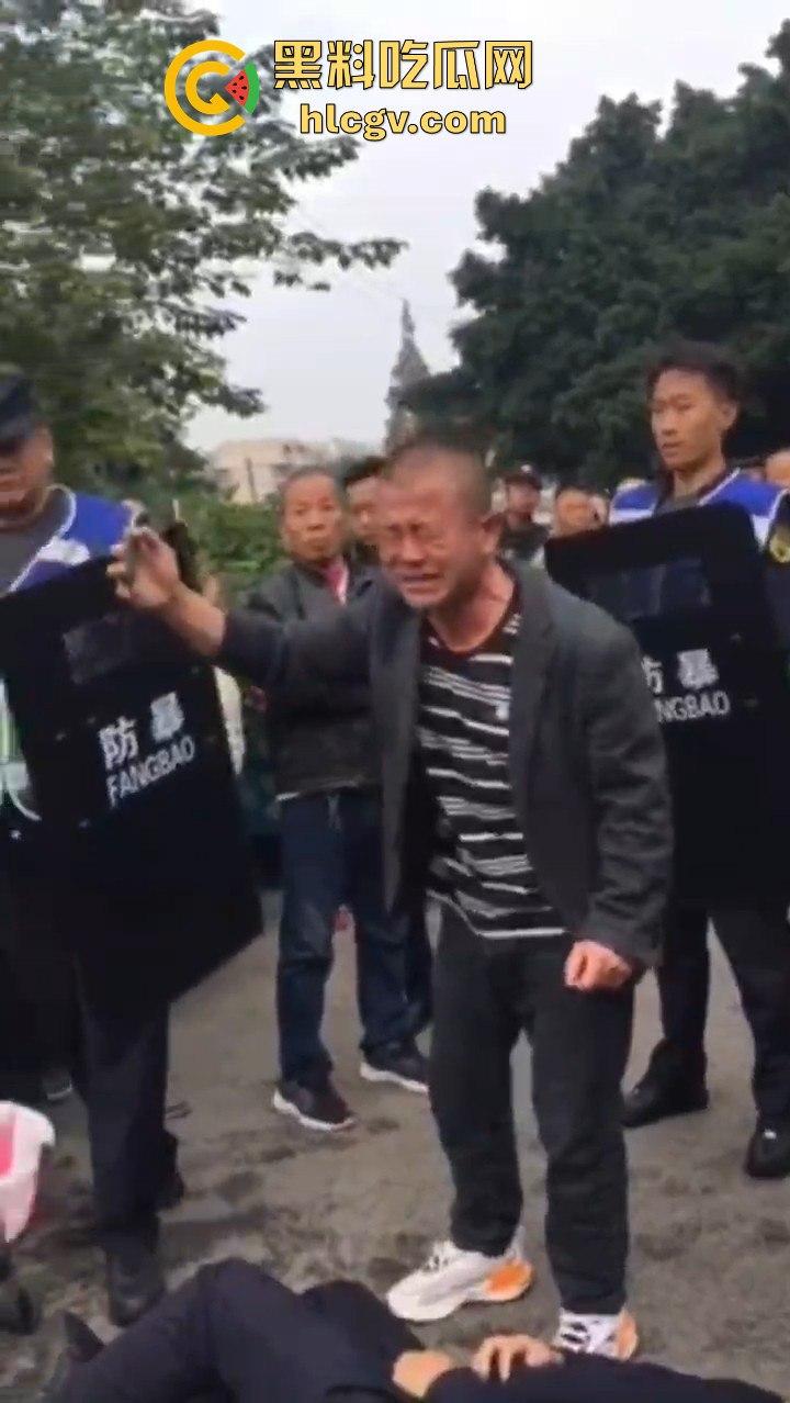 卖鱼商贩与城管爆发冲突！剪刀挥舞，两名城管被推倒，金牛区城管局称现场混乱不堪！-1