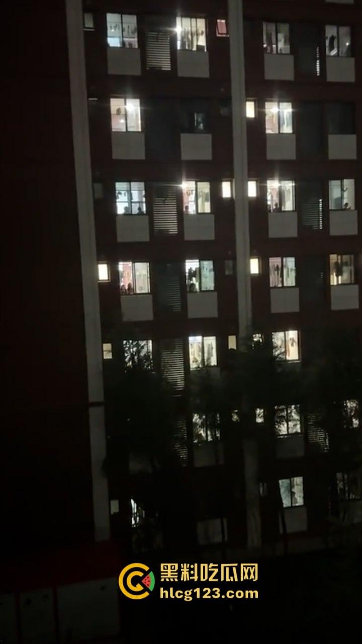 这真忍不了！【西安信息职业学院】因不满高额宿费 还断电断网学生集体硬核喊楼退钱-8