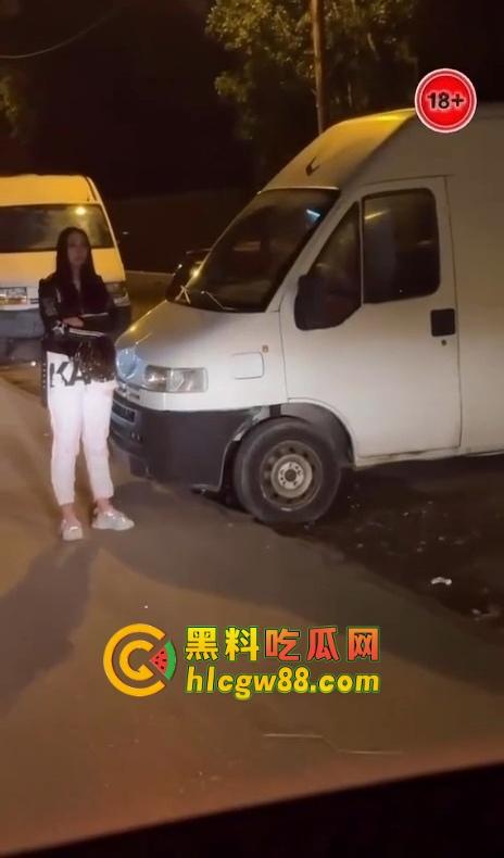 美国站街女卖都玩高端了?依维柯移动炮房遍地开花,一边被操一边跑路,嫖个娼还得坐稳扶好!-10