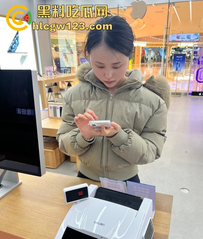 四川大胆小叔操黑丝军嫂，趁哥哥人在部队和嫂子乱伦，还穿开裆黑丝令人咋舌，性爱自拍流出！-2