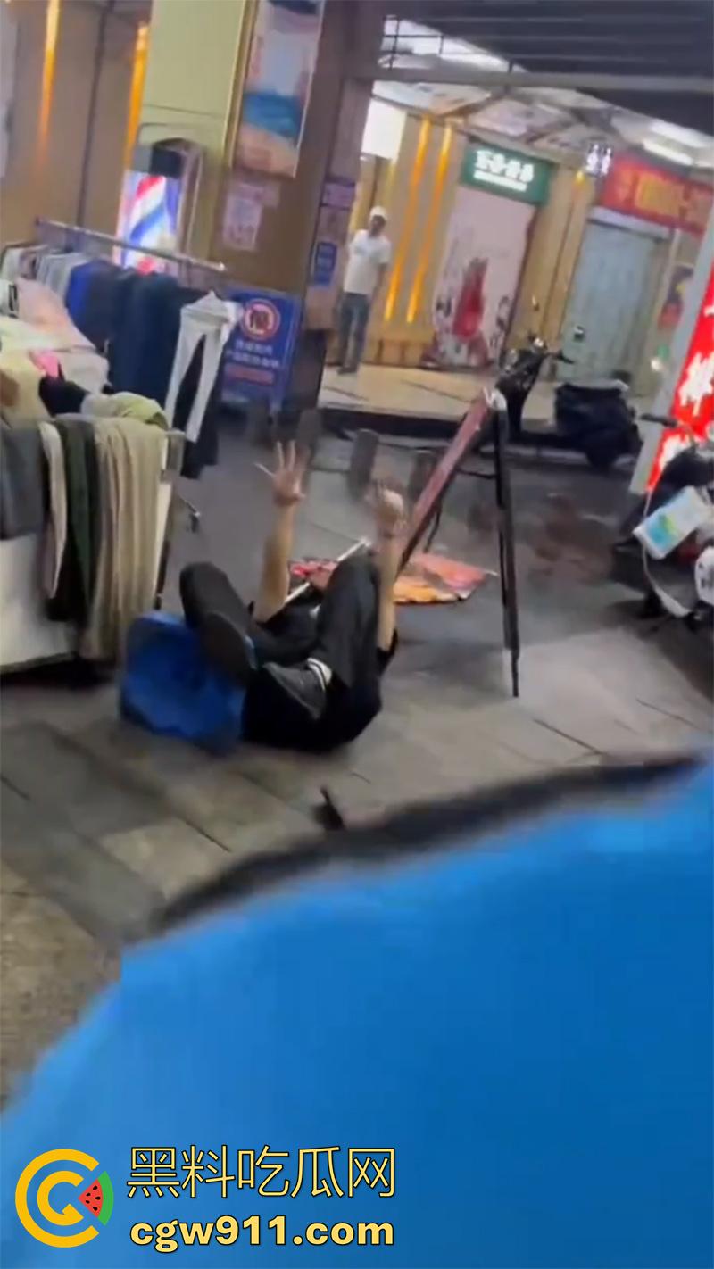 广西柳州瑞幸咖啡又火了，店主爆揍外卖小哥，站长出面后施暴者竟影帝上身，躺地上装死！-8