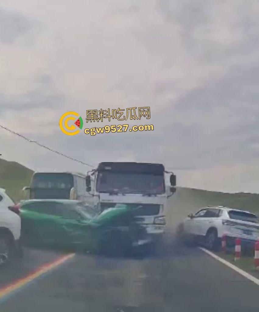 内蒙古赤峰水泥罐车失控狂撞!小米YU7成救命神器,车毁人安车主倒车神速变藤原拓海!-5