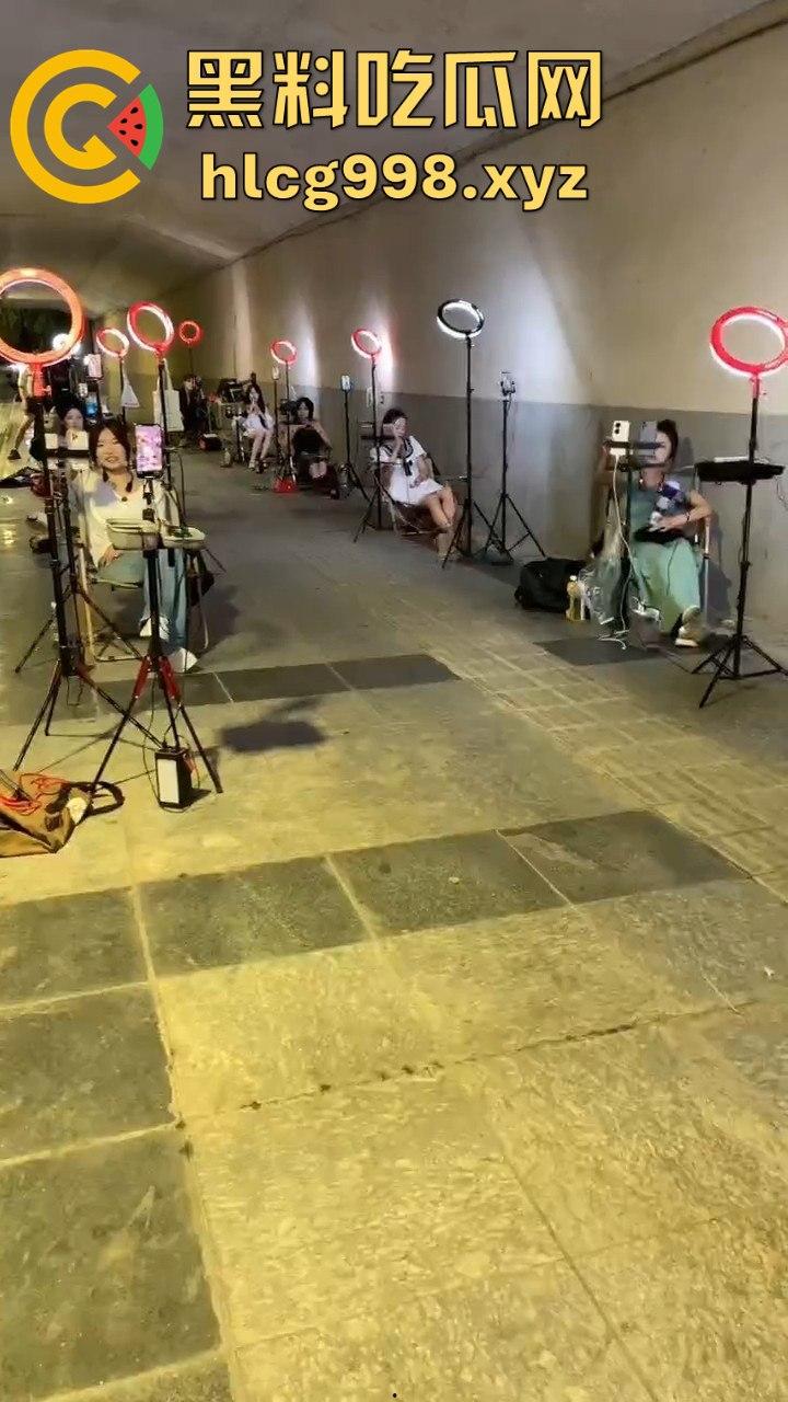 山西网红一条街！南州大桥下全是网红乞丐，美女挤满400多人，乞讨都成产业了！-1