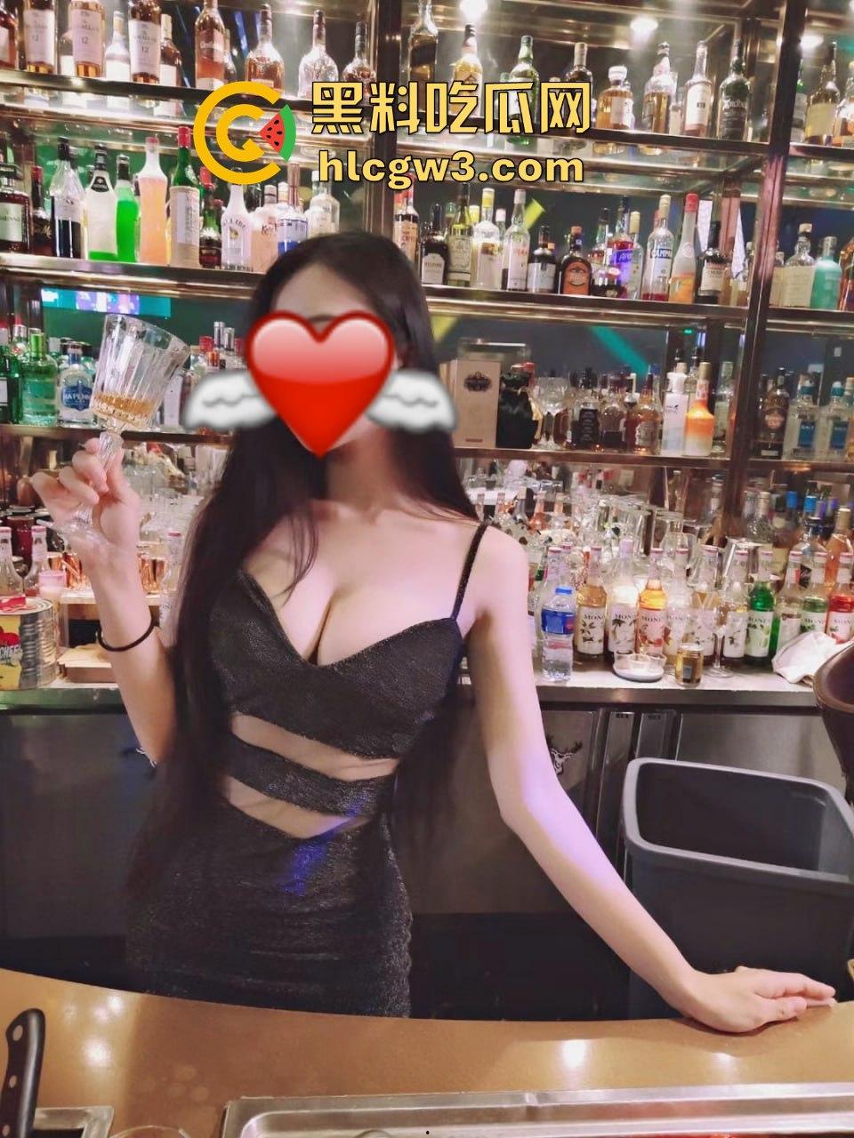 上海网黄『小喵呜』绿帽骚戏曝光 3P狂欢被肥胖男调教成免费肉便器 大鸡吧抽脸塞嘴 小脸肿成猪头喉咙快捅穿!-10