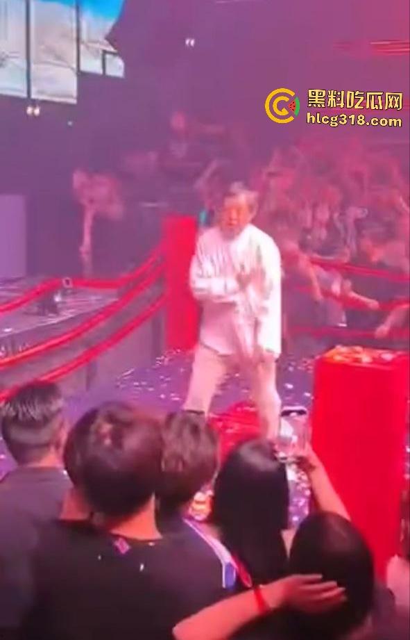 马保国酒吧商演假戏真做险被揍出鼻血！幸好主持人救场，不然闪电五连鞭要失传了！-3