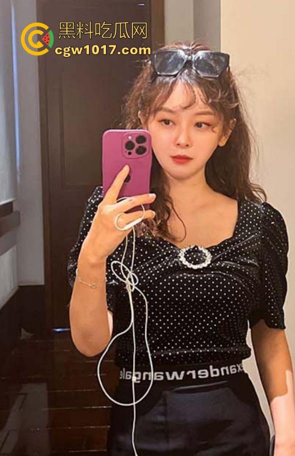 海角乱伦！妈妈深夜旗袍诱惑，女上骑乘榨精，手里捧着儿子射在嘴里流出的精液，看向倒头就睡的儿子后陷入了沉思！-1