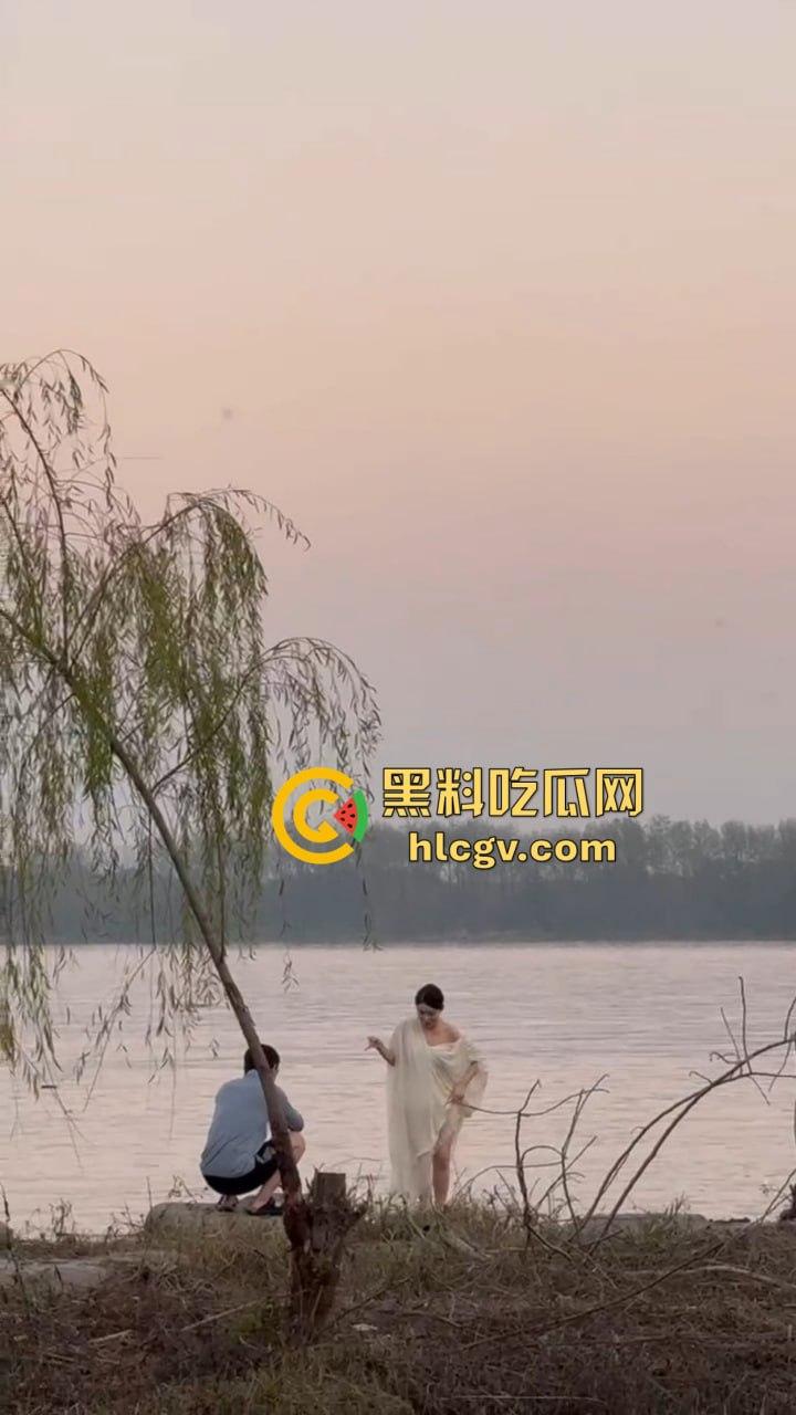 骚气人妻湖边写真骚到冒泡!穿薄纱大劈一字马,这骚架势把路人都看傻了,怪不得老公快秃了!-4