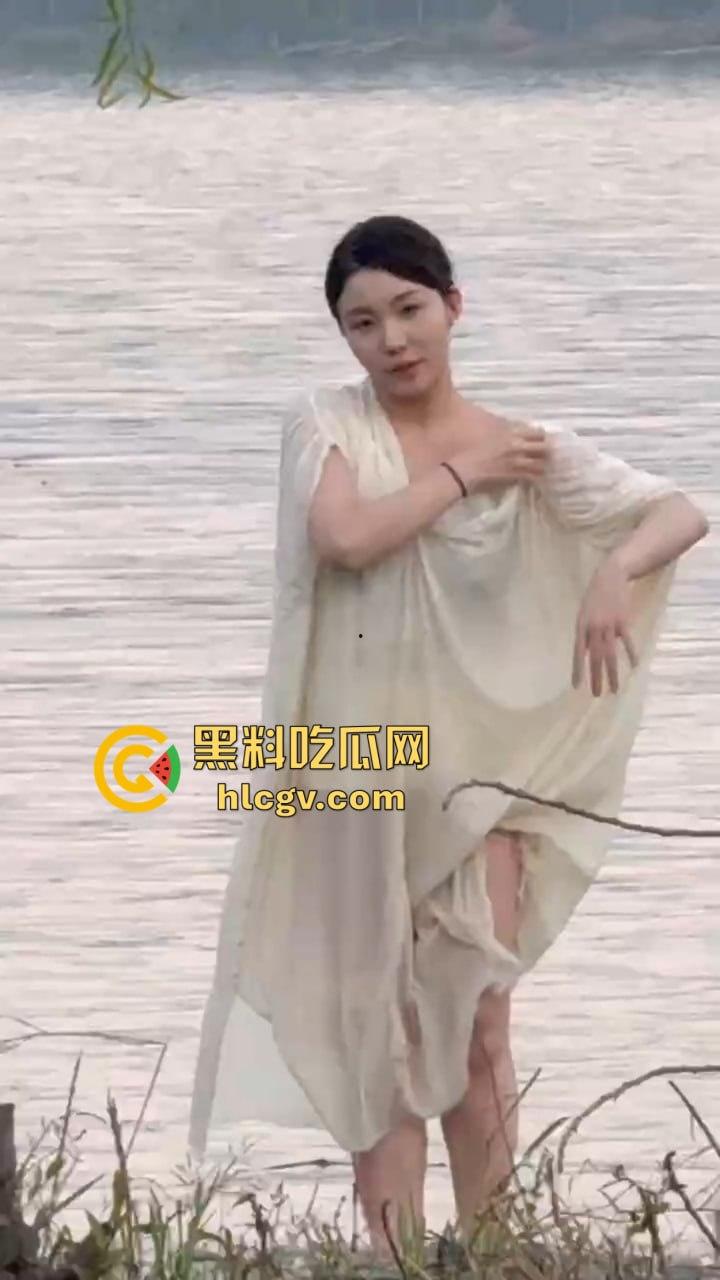 骚气人妻湖边写真骚到冒泡!穿薄纱大劈一字马,这骚架势把路人都看傻了,怪不得老公快秃了!-11