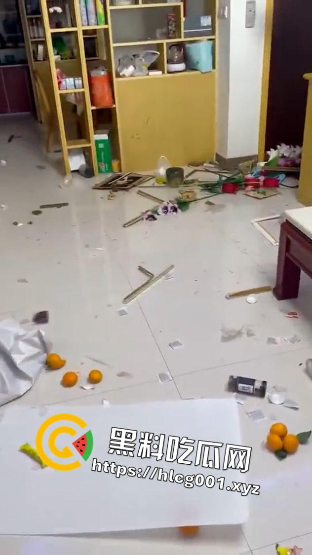 网传一男子因老婆长期不回家 给自己戴了绿帽 一时想不开在自己家中点火打砸导致火灾-4