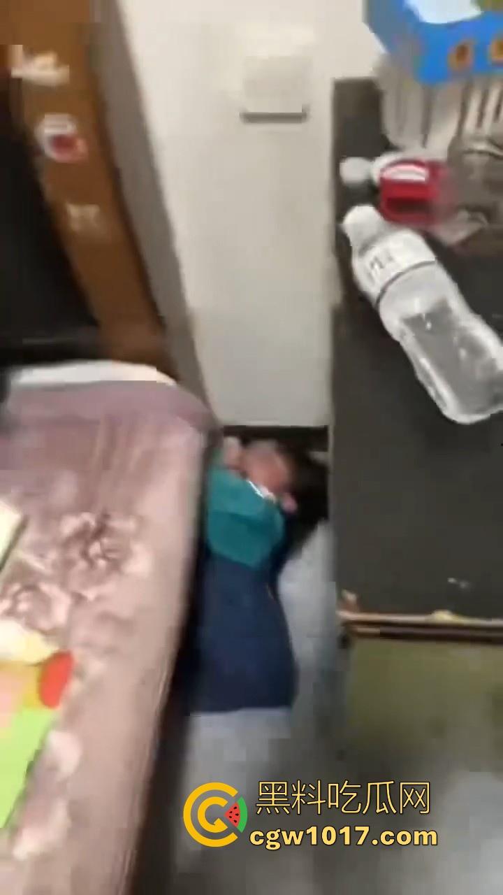 又见教育狂魔上线，作业没写完被打进狗笼？虎爸摇身一变成畜生爸，全网怒骂还在狡辩为你好！-4