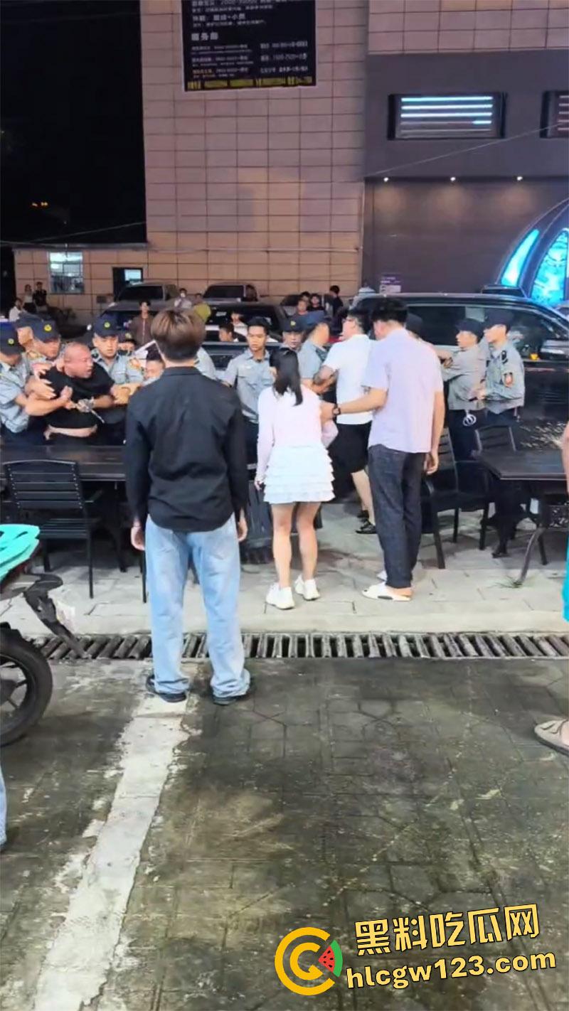 缅甸勐拉抓捕电诈大哥，直接叫来兄弟和警察对峙，无奈只能呼叫增援，现场实拍画面流出！-6