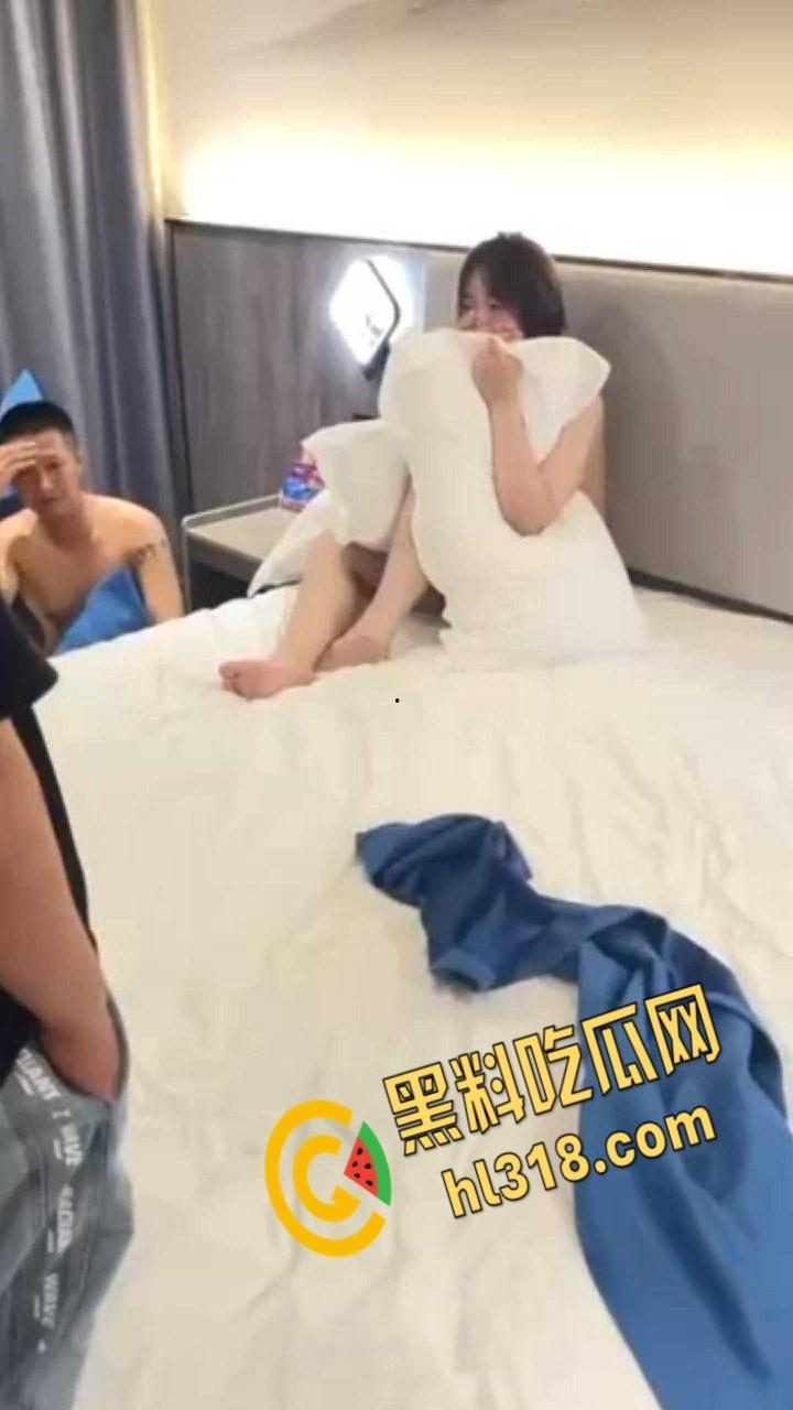 狗男女酒店偷情,被破门而入捉奸在床,一直护着头被打趴在地上,兄弟以后还敢玩人家老婆吗?-2