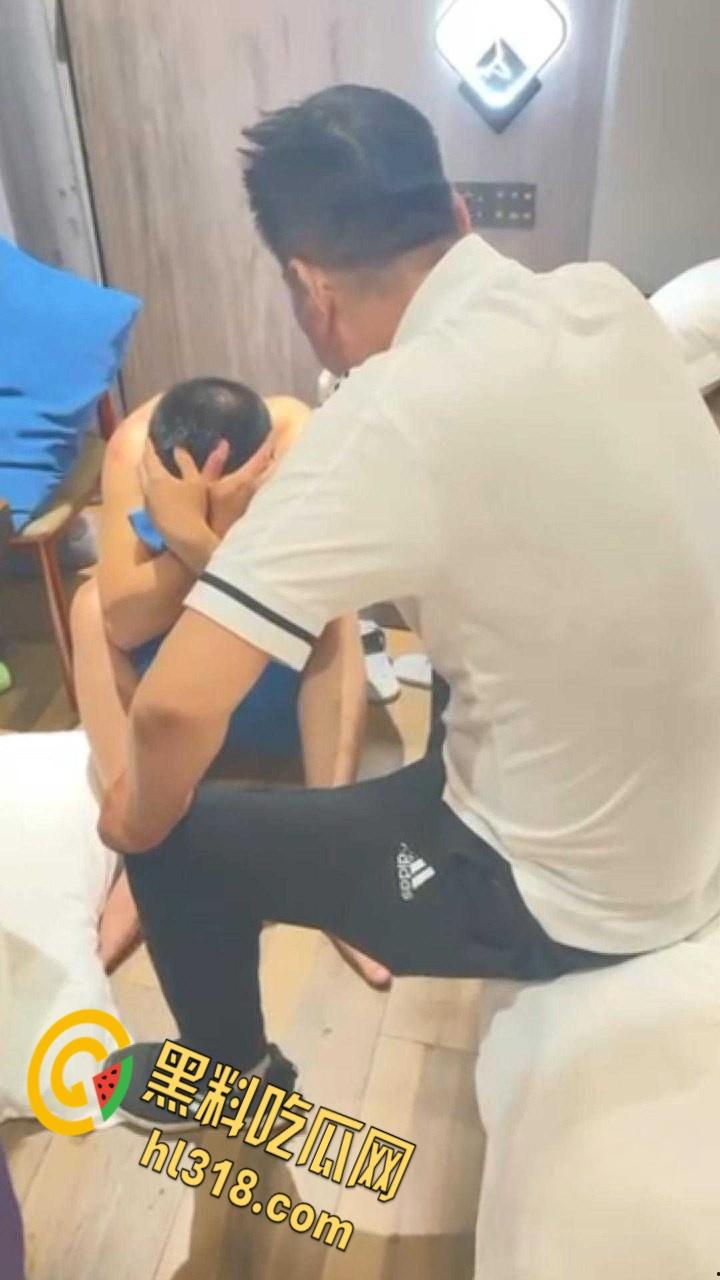 狗男女酒店偷情,被破门而入捉奸在床,一直护着头被打趴在地上,兄弟以后还敢玩人家老婆吗?-4