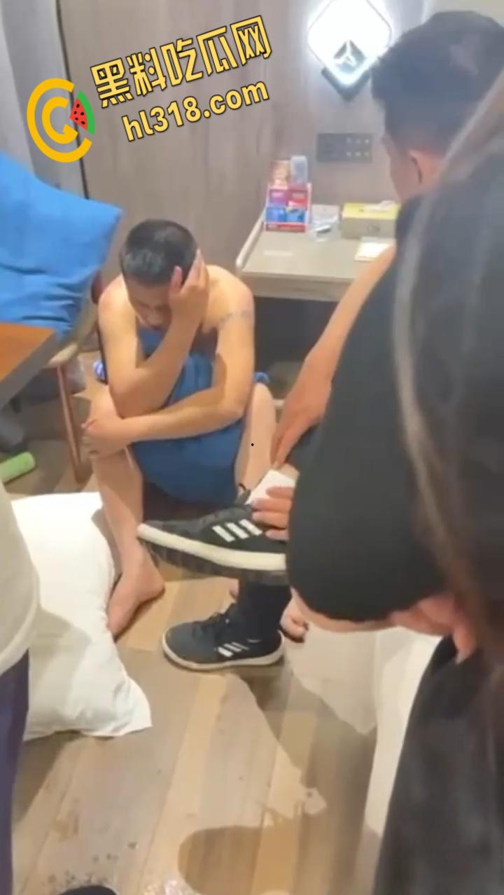 狗男女酒店偷情,被破门而入捉奸在床,一直护着头被打趴在地上,兄弟以后还敢玩人家老婆吗?-5