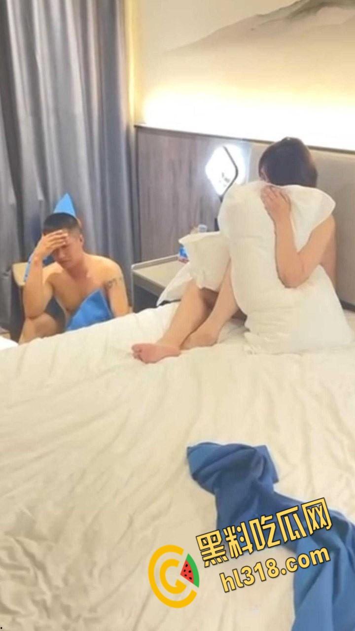 狗男女酒店偷情,被破门而入捉奸在床,一直护着头被打趴在地上,兄弟以后还敢玩人家老婆吗?-7