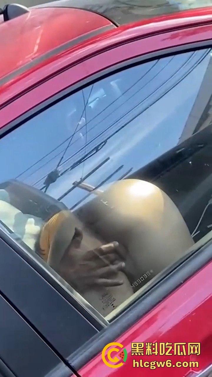 为五星好评司机的也是拼了！一边专心开车 一边还要帮女乘客抠不顾交警罚单 。车里淫水直流-3