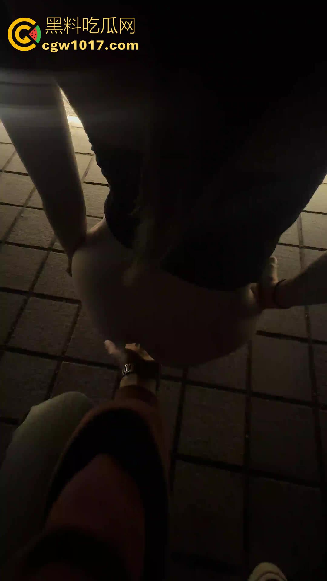 山东潍坊【赵雅婷】居然还有后续！户外露出新曝光！公园抠逼＋动车厕所口爆＋按摩店后入全记录！-1