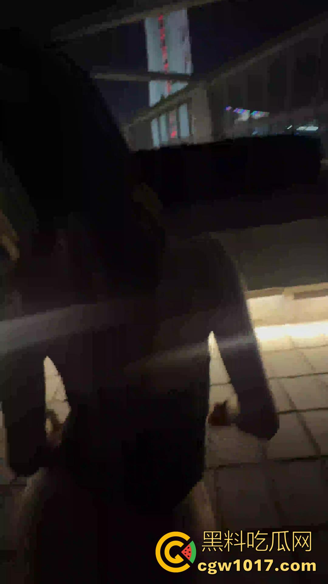 山东潍坊【赵雅婷】居然还有后续！户外露出新曝光！公园抠逼＋动车厕所口爆＋按摩店后入全记录！-2